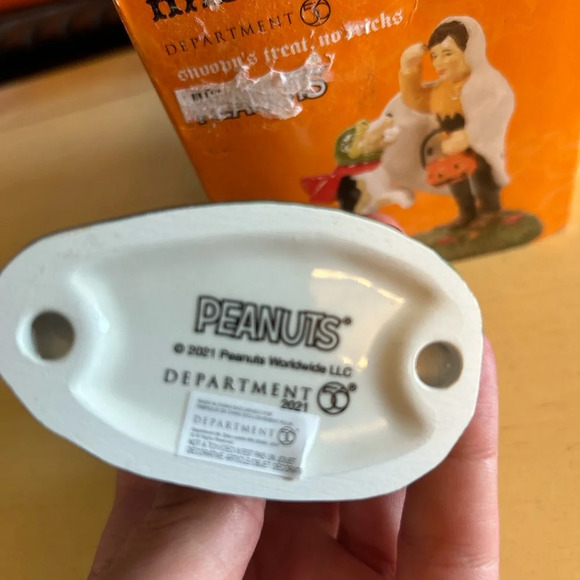 DEPARTMENT 56 Snow Village Halloween Snoopy's Treat, No Tricks NEW - Picture 5 of 6